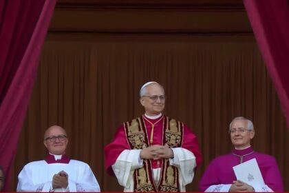 Novo Papa Leão 14 surge na janela do Vaticano