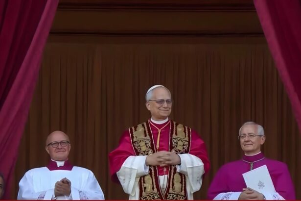 Novo Papa Leão 14 surge na janela do Vaticano