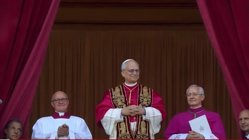 Novo Papa Leão 14 surge na janela do Vaticano
