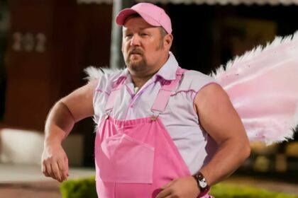 Homem com asas rosas e jardineira rosa em cena do filme O Fada do Dente 2