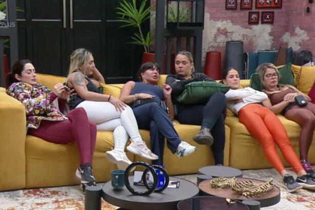 Participantes sentadas no sofá da Mansão do Power Couple Brasil 7 aguardando a 4ª Prova das Mulheres