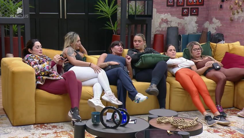 Participantes sentadas no sofá da Mansão do Power Couple Brasil 7 aguardando a 4ª Prova das Mulheres