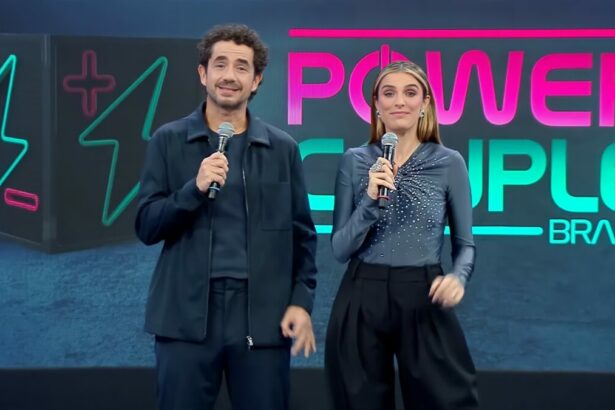 Felipe Andreoli ao lado de Rafa Brites no palco do Power Couple Brasil sorridentes