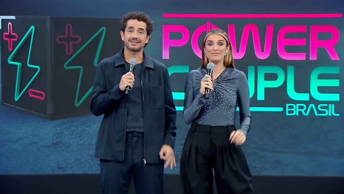 Felipe Andreoli ao lado de Rafa Brites no palco do Power Couple Brasil sorridentes