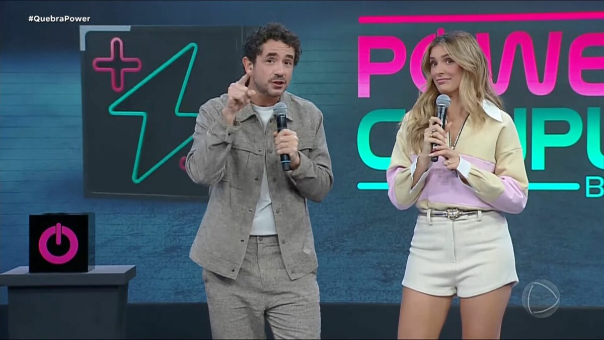 Felipe Andreoli e Rafa Brites no cenário do Power Couple Brasil 7