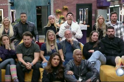 Ana Paula e Antony, Giovanna e Diego, e Talira e Pessina sentados no banquinho da 1ª DR do Power Couple Brasil 7