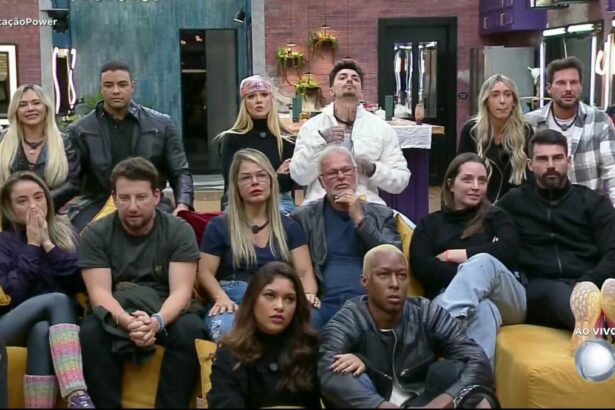 Ana Paula e Antony, Giovanna e Diego, e Talira e Pessina sentados no banquinho da 1ª DR do Power Couple Brasil 7