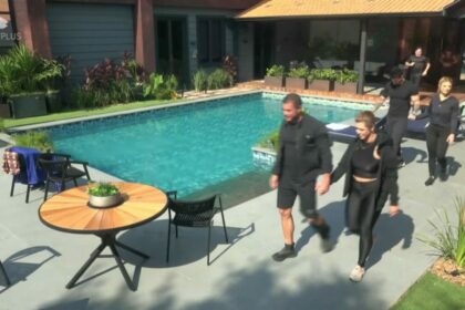 Casais caminham ao lado da piscina da Mansão Power Couple Brasil 7 para ir para o campo de Provas