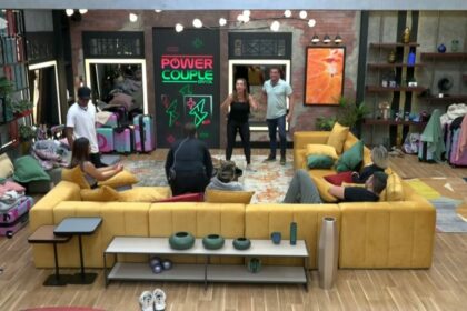 Adriana chega na sala do Power Couple Brasil 7 e pula de alegria ao comemorar vitória na Prova das Mulheres