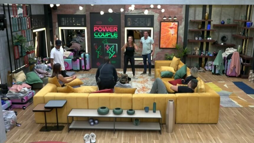 Adriana chega na sala do Power Couple Brasil 7 e pula de alegria ao comemorar vitória na Prova das Mulheres