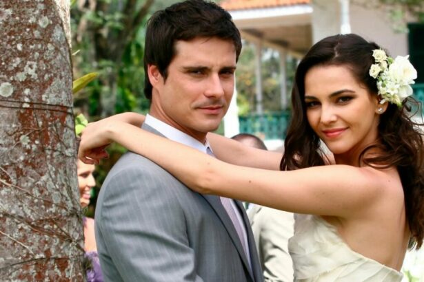 Lucas (Sérgio Abreu). e Victória (Tainá Müller) se abraçam em cena de casamento na novela Revelação