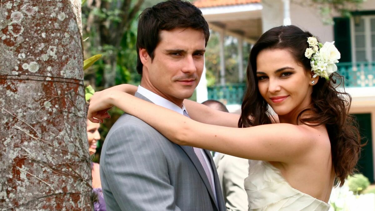 Lucas (Sérgio Abreu). e Victória (Tainá Müller) se abraçam em cena de casamento na novela Revelação