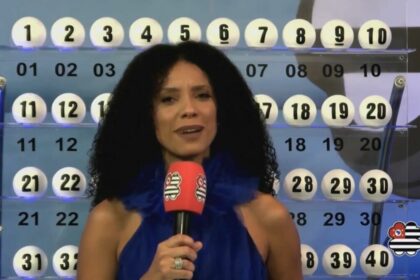 Apresentadora do São Paulo dá Sorte em frente ao painel com as bolas do sorteio do dia 04 de maio de 2025