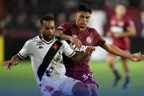 Jogador do Lanús disputa bola com jogador do Vasco no jogo da Sul-Americana no SBT