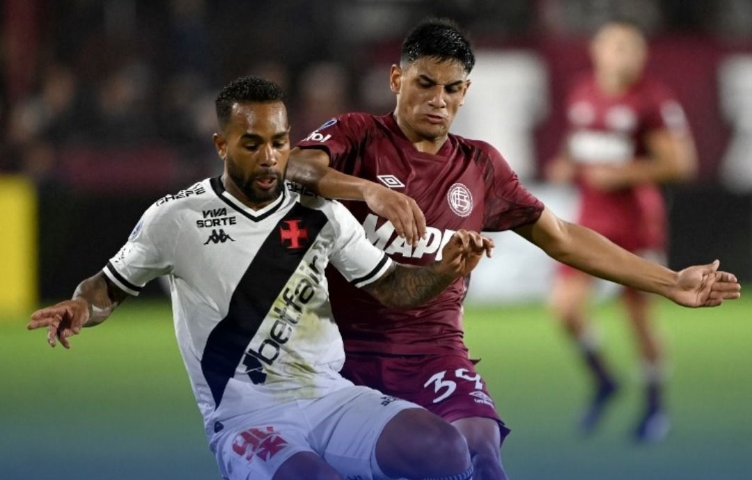 Jogador do Lanús disputa bola com jogador do Vasco no jogo da Sul-Americana no SBT