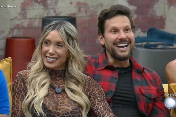 Rafa e Pessina sorrindo no chão da sala do Power Couple Brasil 7