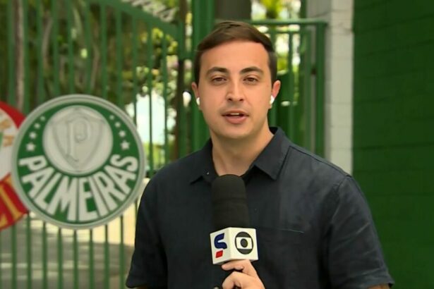 Repórter Victor La Regina segura microfone da Globo e do SporTV