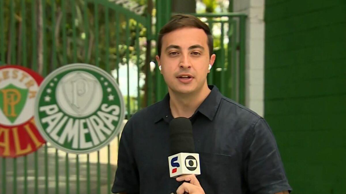 Repórter Victor La Regina segura microfone da Globo e do SporTV