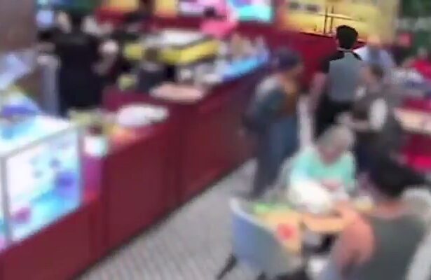 Padre Fábio de Melo caminha até o caixa de uma cafeteria