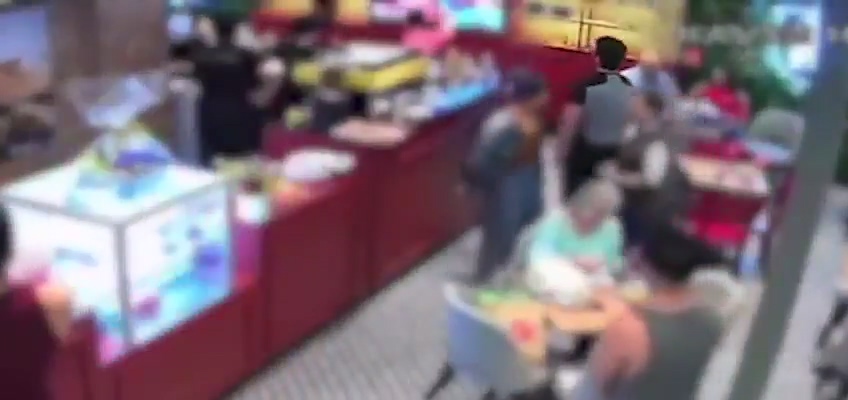 Padre Fábio de Melo caminha até o caixa de uma cafeteria