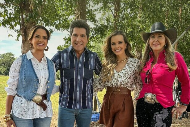 Daniel abraça as cantoras Maria Cecília, Thaeme e Jayane no campo de sua fazenda na gravação do Viver Sertanejo. Todos estão sorridentes em um dia ensolarado