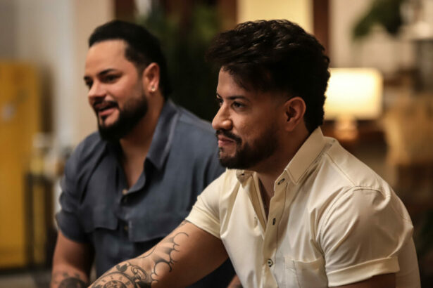 Diego & Victor Hugo sentados a mesa, olhando para Daniel, na gravação do Viver Sertanejo