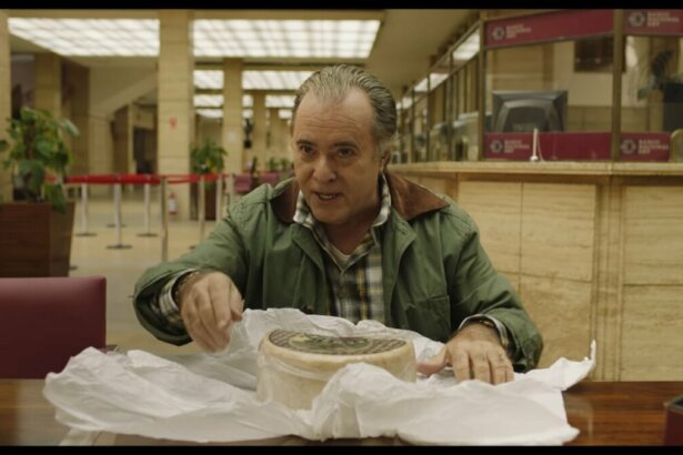 Tony Ramos em uma lanchonete em cena do filme 45 do segundo tempo