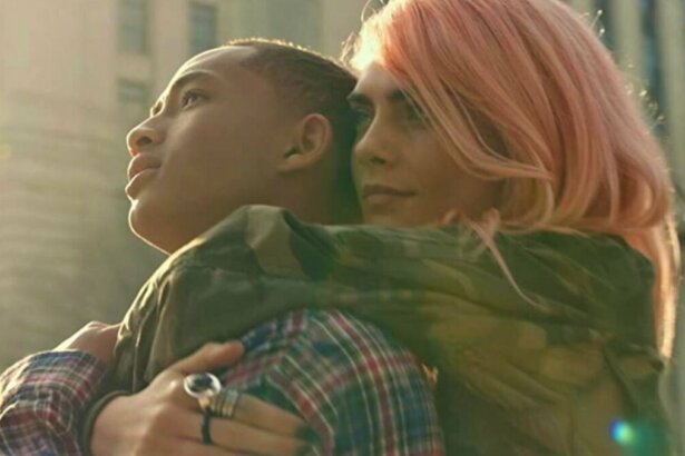 Cara Delevigne e Jaden Smith em trecho do filme A Vida em um Ano