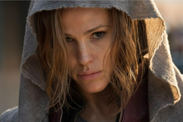 Jennifer Garner de capuz em cena do filme A Justiceira