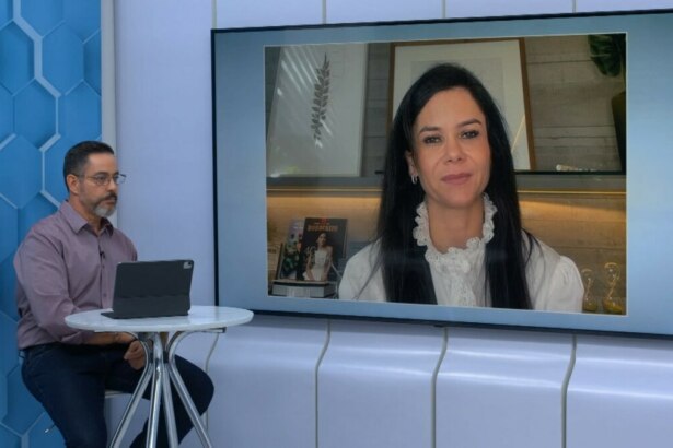 Eduardo Miranda conversa com uma nutricionista pelo telão do Aparecida Debate