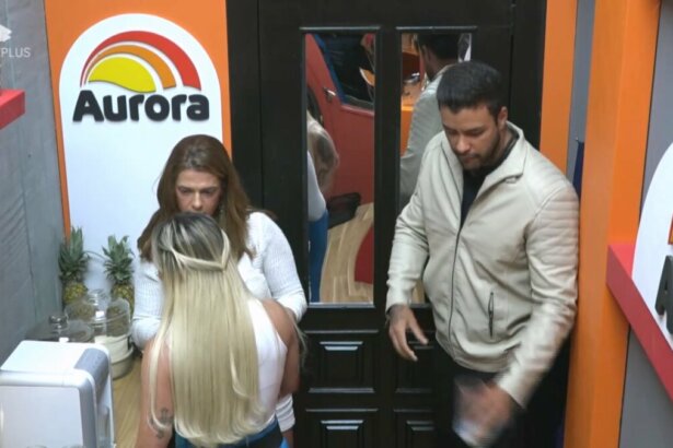 Adriana de frente a Ana Paula que toma água na despensa do Power Couple Brasil 7. Ela aconselha sobre como lidar com Carol