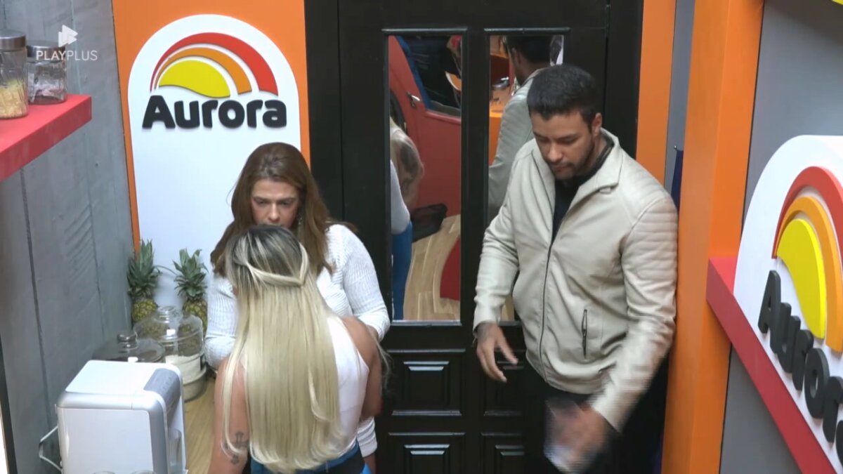 Adriana de frente a Ana Paula que toma água na despensa do Power Couple Brasil 7. Ela aconselha sobre como lidar com Carol