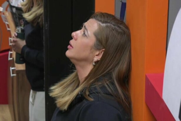 Adriana, em momento de reza na parede, em expressão triste, na despensa do Power Couple