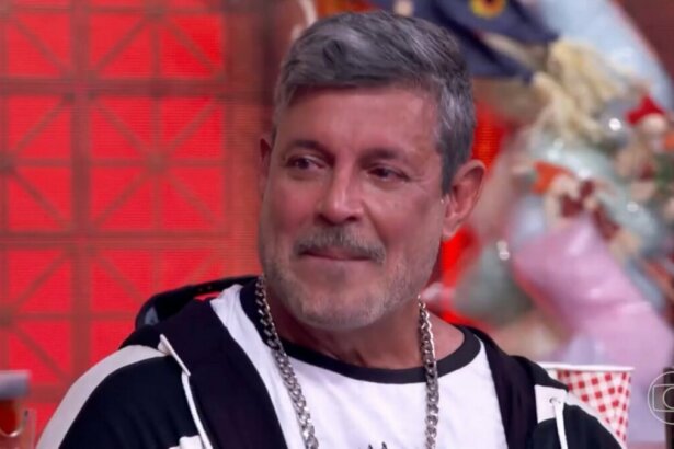 Alexandre Frota com os olhos marejados em trecho de participação no Domingão, em seu retorno à Globo