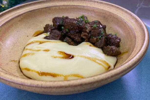 Aligot com picadinho do chef Alex Atala, em trecho de receita do Mais Você