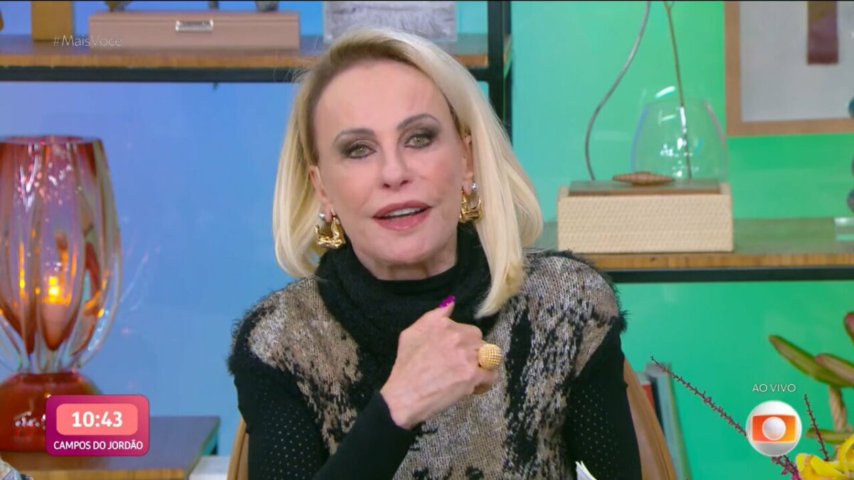 Ana Maria Braga emocionada, com um lenço nas mãos, em seu retorno ao Mais Você