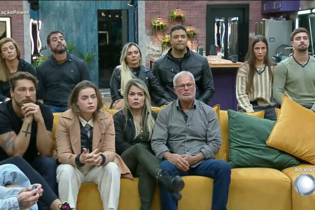 Ana Paula e Antony, Adriana e Dhomini, Nat e Eike Duarte, sentados nos banquinhos da DR no Power Couple