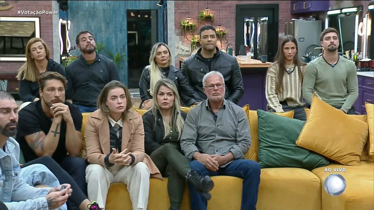 Ana Paula e Antony, Adriana e Dhomini, Nat e Eike Duarte, sentados nos banquinhos da DR no Power Couple