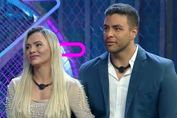 Ana Paula e Antony sentados no palco no Power Couple