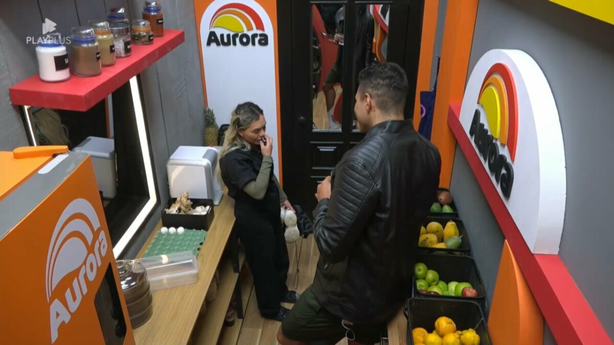 Ana Paula e Antony em conversa na despensa do Power Couple