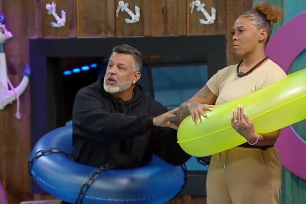 André e Silvia, vestidos de boias de piscina, em trecho do Quebra Power