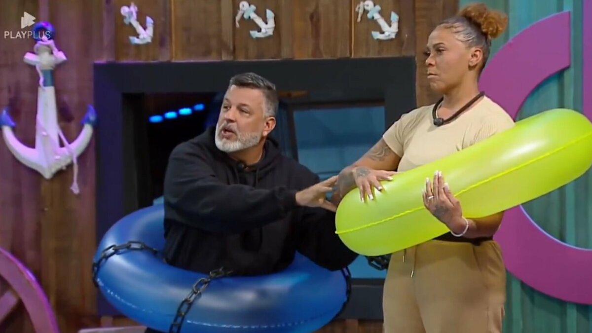 André e Silvia, vestidos de boias de piscina, em trecho do Quebra Power