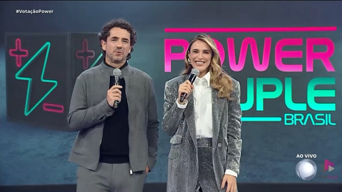 Felipe Andreoli e Rafa Brites no palco do Power Couple Brasil 7