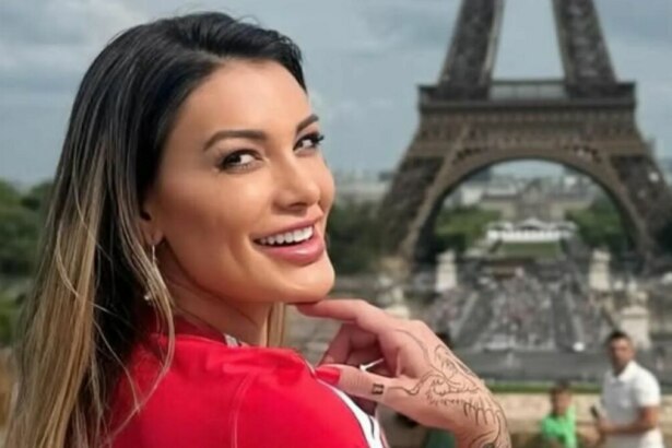 Andressa Urach sorridente em foto posada na cidade de Paris