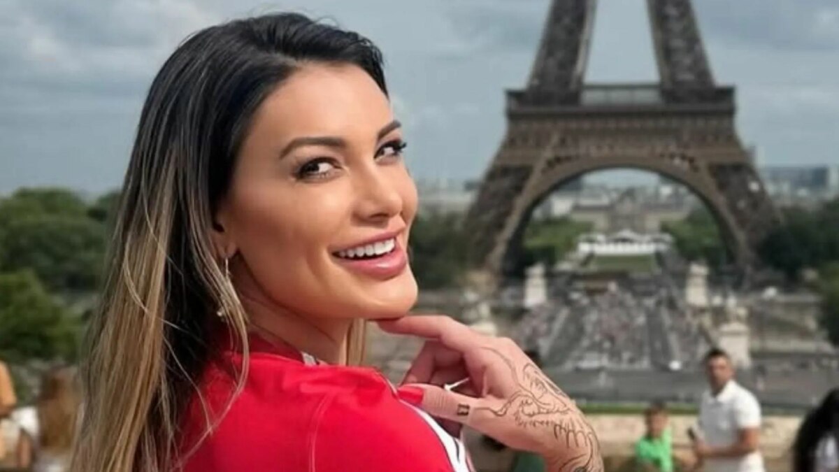 Andressa Urach sorridente em foto posada na cidade de Paris