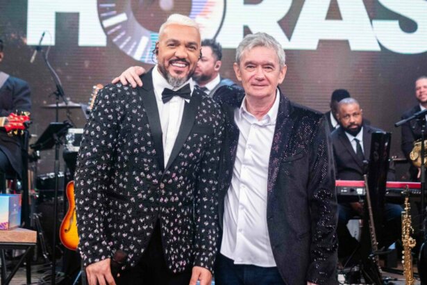 Belo e Serginho Groisman em foto posada no estúdio do Altas Horas