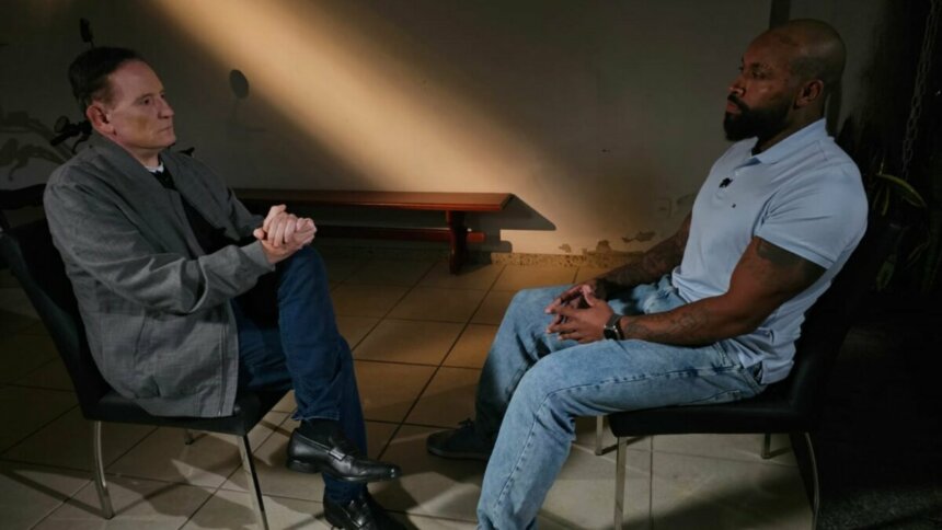 Cabrini e Nego Di, frente a frente, em trecho de entrevista ao Domingo Espetacular