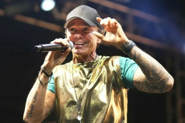 Cantor Netinho da Bahia em trecho de show