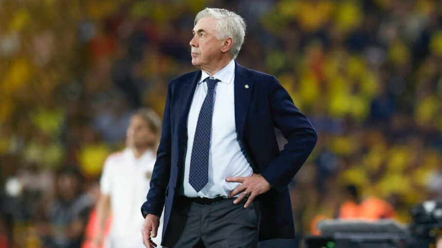Carlo Ancelotti de terno em trecho da estreia como técnico da Seleção Brasileira