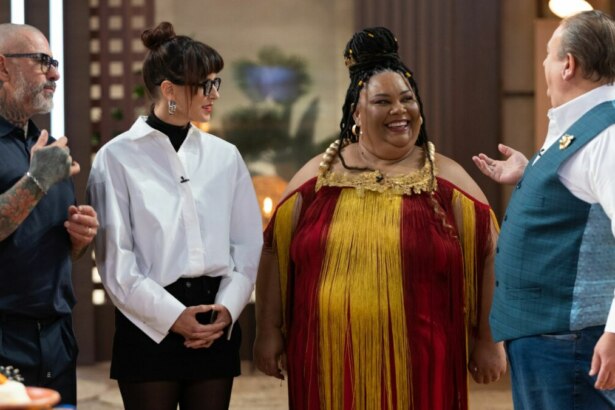 Carmem Virgínia ao lado dos jurados Erick Jacquin, Helena Rizzo e Henrique Fogaça no cenário do MasterChef